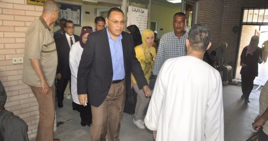 رئيس جامعة القناة يتفقد المستشفى الجامعى ويوجه بحسن معاملة المرضى