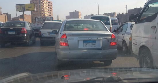 زحام مرورى أعلى محور الأوتوستراد بسبب كسر ماسورة مياه 