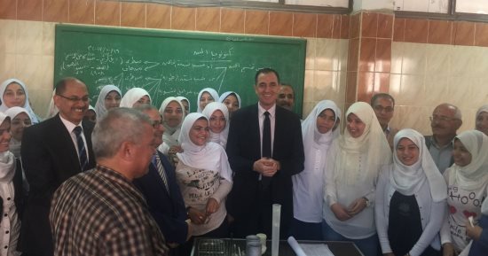 نائب وزير التعليم يتفقد مدارس أشمون الفنية ويمنح طالبة مكافأة تميز