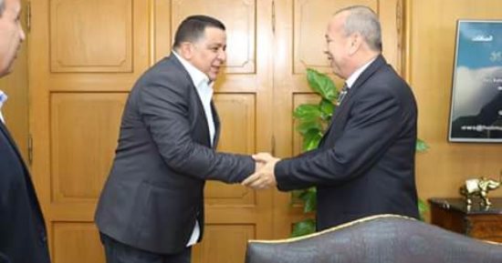 جامعة عين شمس تكرم محافظ دمياط تقديرا لمجهوداته