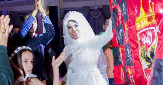 بالصور.. عروسان يجتمعان على حب الأهلي ويرفعان علم الأحمر فى حفل زفافهما