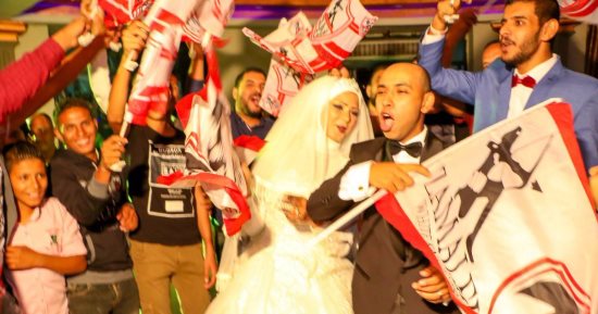 شاهد.. عروسان يستهلان حياتهما بـ"سنظل أوفياء" للزمالك