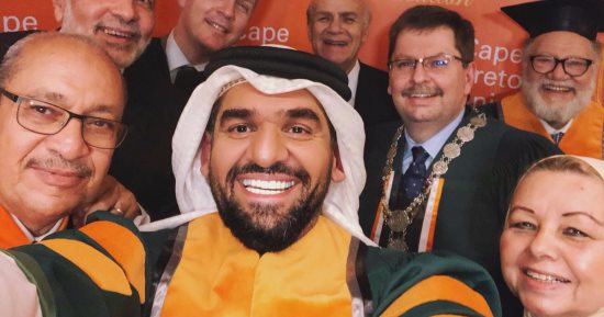 حسين الجسمى فى سيلفى الحصول الدكتوراه من الجامعة الكندية بالقاهرة