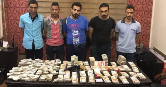 القبض على متهمين بالسطو على محاسب شركة وسرقة 2 مليون جنية و17ألف دولار
