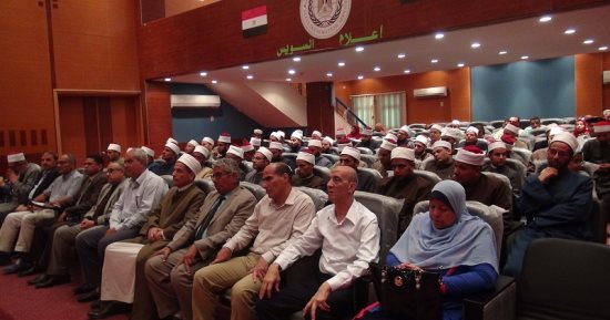 بالصور .. محافظ السويس يفتتح معسكر تدريب الائمة