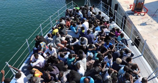 خفر السواحل الإيطالى ينقذ 48 مهاجرا سوريا وعراقيا قبالة مياه كالابريا