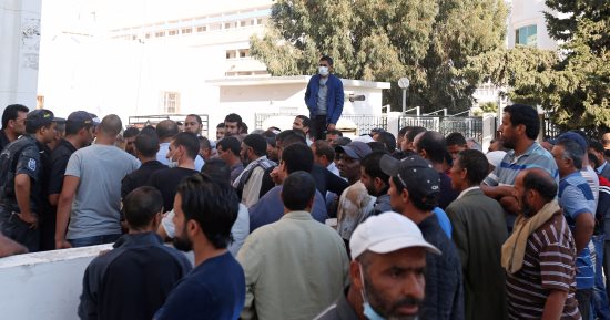 بالصور.. أهالى ضحايا غرق مركب مهاجرين فى تونس ينتظرون جثث ذويهم أمام المستشفيات