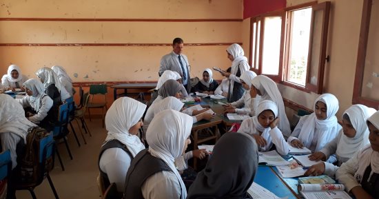 وكيل تعليم الفيوم يمنح معلمه شهادة تقدير وينذر أمين مكتبة خلال جولة له