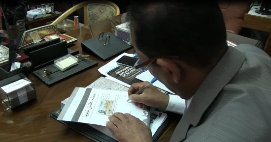 رئيس جامعة أسوان يوقع على استمارة "علشان تبنيها"