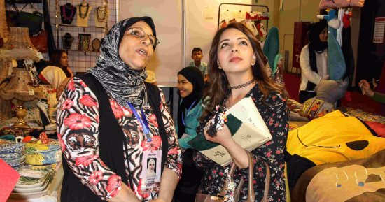 إيمان.. طلعت على المعاش فقررت تبدأ من جديد بتعليم بنات الأحداث الفن