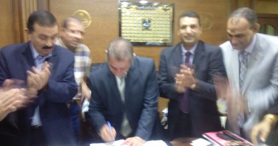 بالصور.. محافظ كفر الشيخ يوقع على استمارة "علشان تبنيها"