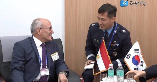 العصار يلتقى وزير الدفاع الكورى الجنوبى بفعاليات معرض الأنظمة الدفاعية بسول