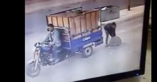 رواد فيس بوك يتداولون فيديو لعصابة تسرق أغطية البالوعات..ويعلقون :شروع فى قتل