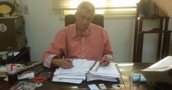 مدير مكتب حقوق الإنسان ببنى سويف يوقع استمارة "علشان تبنيها" لترشح السيسى 