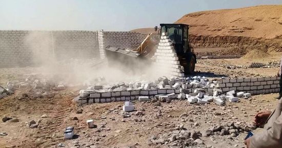 محافظ سوهاج: إزالة التعديات على 115 مترا بأراضى الدولة فى مركز أخميم