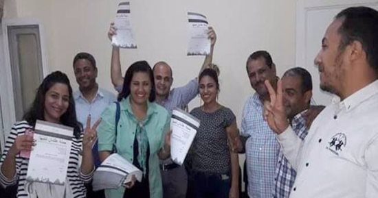 بالصور .. أهالى شبرا يوقعون على استمارات "علشان تبنيها" 