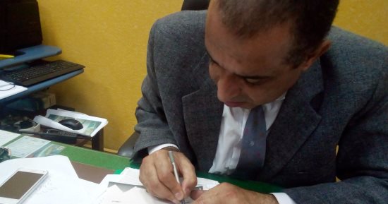 بالصور.. رئيس حى الجمرك بالإسكندرية يوقع استمارة حملة "عشان تبنيها"