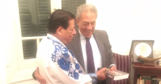   شاهد إهداء عمرو موسى لـ شعبان عبد الرحيم على مذكراته "كتابيه"