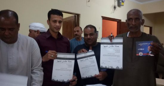 بالصور.. أهالى الأقصر يوقعون على استمارات "علشان تبنيها" لدعم الرئيس السيسي