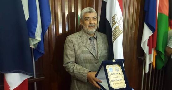 وزير  الزراعة يكرم مدير بستاتين بلبيس فى يوم الغذاء العالمى