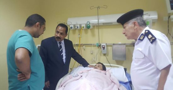 مدير أمن الإسكندرية فى زيارة للمقدم حجازى المصاب أثناء محاولته إخماد حريق