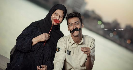 بطوق الورد والكوتشينة.. فوتوسيشن "الشاب وجدته" قلب السوشيال ميديا