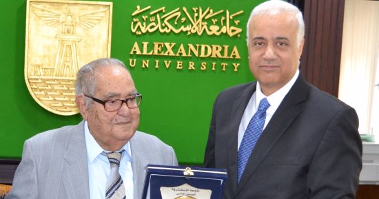 رئيس جامعة إسكندرية يطالب بتكريم الرعيل الأول للأساتذة بمجلس خدمة المجتمع