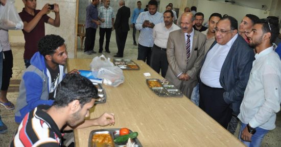 رئيس جامعة حلوان يتفقد المطعم المركزى بالمدينة الجامعية