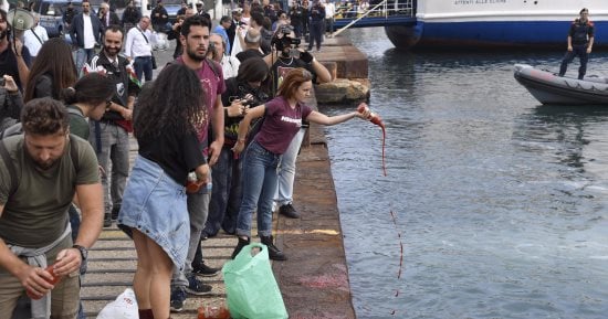 بالصور..متظاهرون بإيطاليا يلقون صلصلة طماطم فى البحر حزنا على غرق المهاجرين