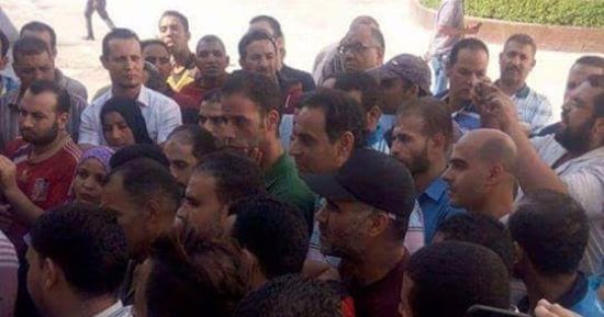 اعتصام  العاملين بالشركة العامة للخزف والصينى بمسطرد بسبب عدم صرف المكافآت