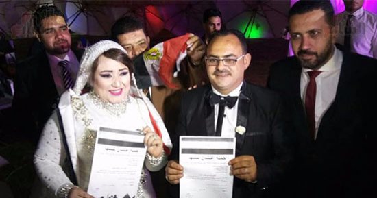 بالصور.. عروسان يوقعان استمارة "علشان تبنيها" فى حفل زفافهما