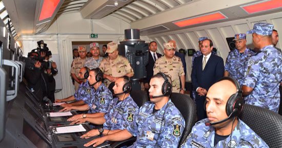 بالفيديو .. السيسي يقاطع أحد ضباط الغواصة 41: "خلاص يا دفعة.. هطّلع كل حاجة على الهوا"