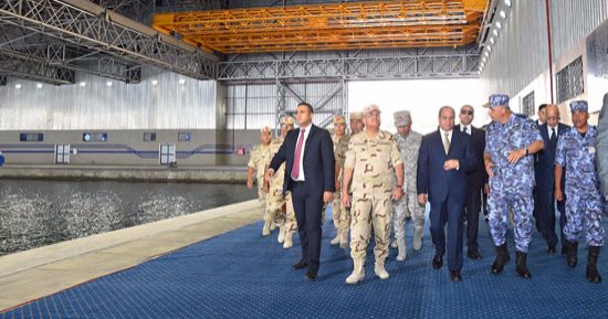 بالصور.. الرئيس السيسى يتفقد هنجر الغواصات بقاعدة الإسكندرية البحرية