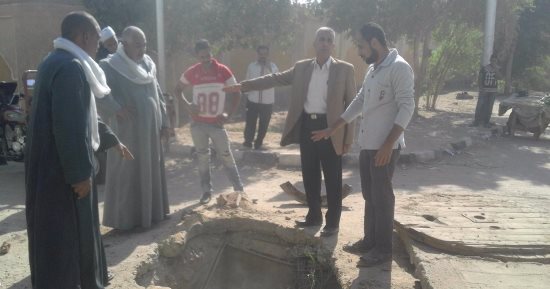 هبوط أرضى بغرفة تفتيش صرف صحى فى أسيوط 