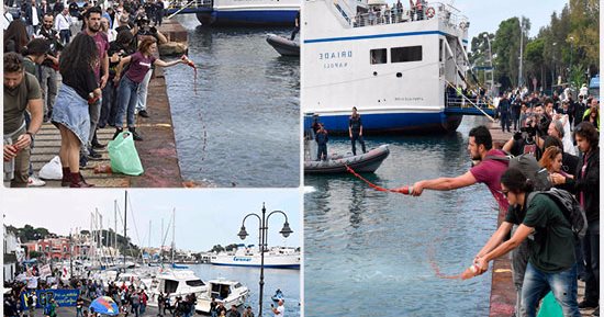 متظاهرون بإيطاليا يلقون صلصلة طماطم فى البحر حزنا على غرق المهاجرين