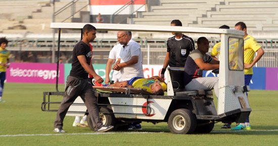 بالفيديو.. نقل لاعب طنطا للمستشفى بعد سقوطه المفاجئ أمام الطلائع