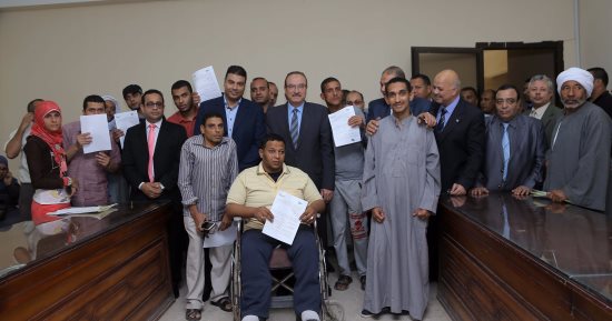 بالصور.. محافظ بنى سويف يسلم عقود تعيين 21 من ذوى الإعاقة بحديد المصريين