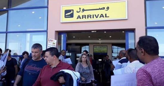 بالصور.. مطار مرسى علم يستقبل 216 سائحا إنجليزيا