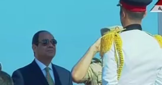 الرئيس السيسى يرفع العلم المصرى على قاعدة الإسكندرية بعد تطويرها