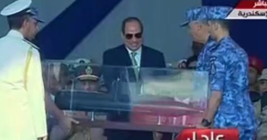 الفريق أحمد خالد يسلم السيسى هدية تذكارية بمناسبة عيد القوات البحرية