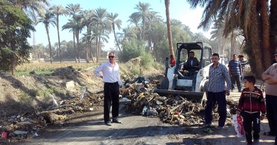 بالصور.. سكرتير محافظة سوهاج يقود حملة نظافة لرفع القمامة وتطهير الترع بإدفا