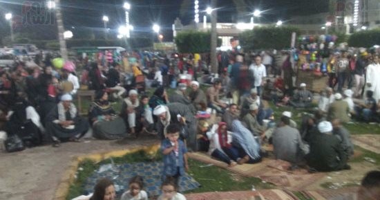 بالصور.. زحام شديد بمولد الدسوقى.. والطرق الصوفية تجذب المارة لإطعامهم  