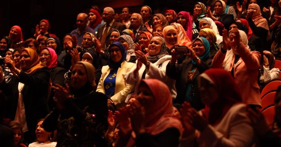 تصفيق حاد لمشيرة خطاب باحتفالية المرأة صانعة السلام.. وأحد الحاضرين: تحيا مصر
