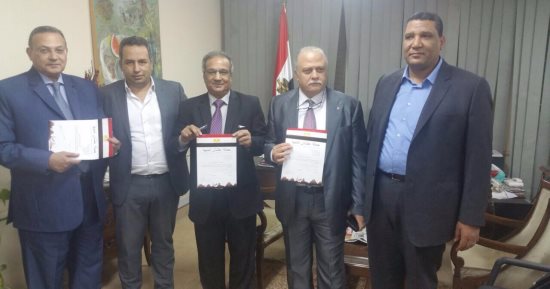 بالصور.. قيادات وزارة التموين يوقعون على استمارة "علشان تبنيها"