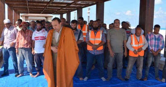وزير الإسكان يصلى الجمعة مع العمال قبل وضع الرئيس حجر أساس "العلمين الجديدة"