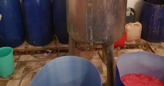 بالصور.. ضبط مصنع غير مرخص لمستحضرات التجميل فى الإسكندرية
