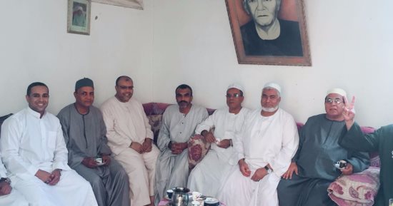 بالصور.. أهالى مركز دراو بأسوان يوقعون استمارة "علشان تبنيها" لدعم السيسى