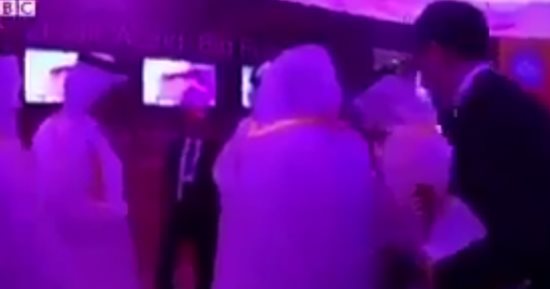 شاهد.. رد فعل مسئولى قطر بعد سؤالهم من صحفى BBC عن احتمالية سحب المونديال