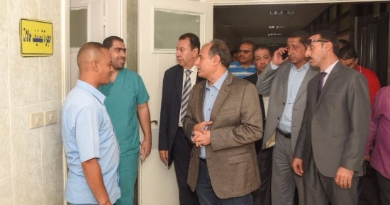 بالصور .. محافظ الإسكندرية يتفقد مستشفى كرموز العمال