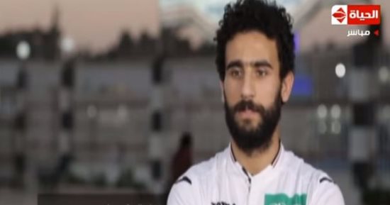 باسم مرسى ودويدار يواسيان لاعبى الزمالك فى غرفة الملابس